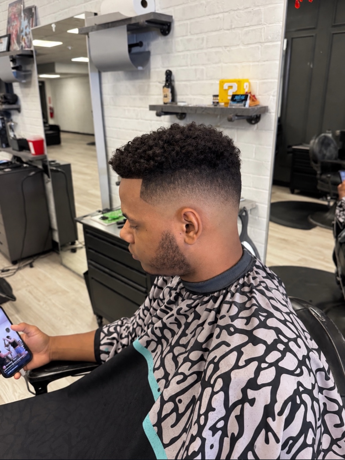 Curly top with a clean fade at Cesgio